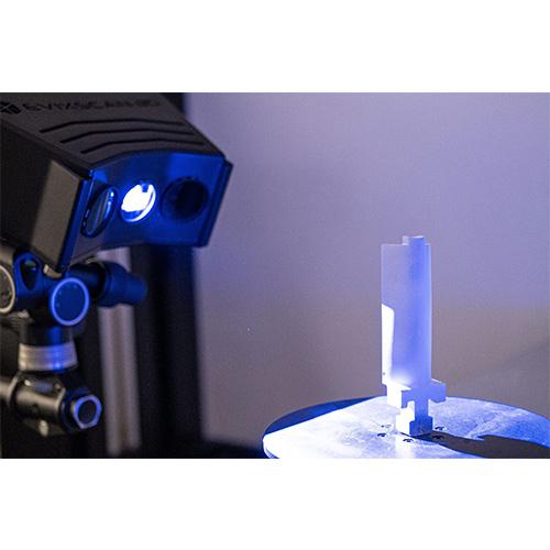 Escaner 3D FinePrecision ( Precision Fina), ofrece mediciones precisas en aplicaciones complejas. Emplea cámaras de alta velocidad de última generación equipadas con sensores CMOS y una fuente de luz LED azul, para superficies de alta precisión.